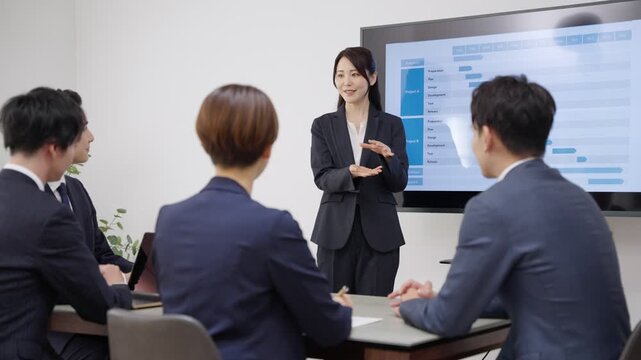 会議するビジネスマンたち
