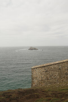 La pointe du Toulinguet et la plage de Pen Hat &agrave; Camaret-sur-Mer sur la presqu'&icirc;le de Crozon en Bretagne en France