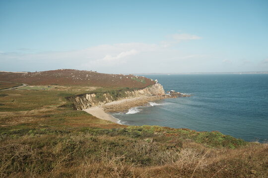 La pointe du Toulinguet et la plage de Pen Hat &agrave; Camaret-sur-Mer sur la presqu'&icirc;le de Crozon en Bretagne en France