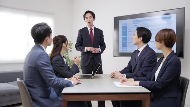 会議するビジネスマンたち