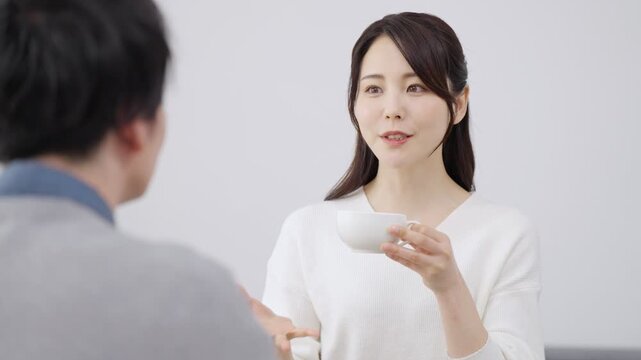 部屋で会話する夫婦・カップル