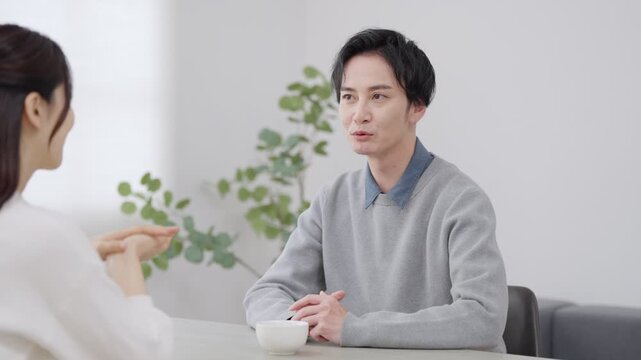 部屋で会話する夫婦・カップル