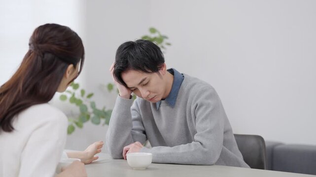 部屋で会話する夫婦・カップル