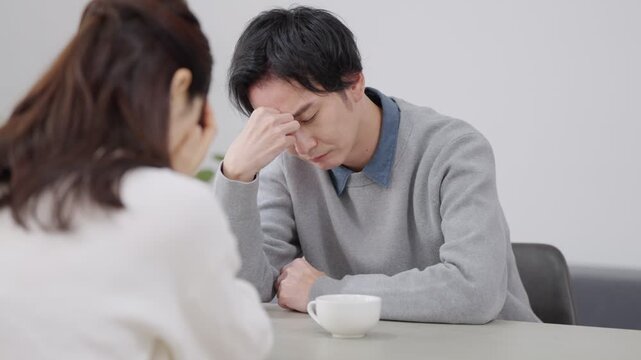部屋で会話する夫婦・カップル
