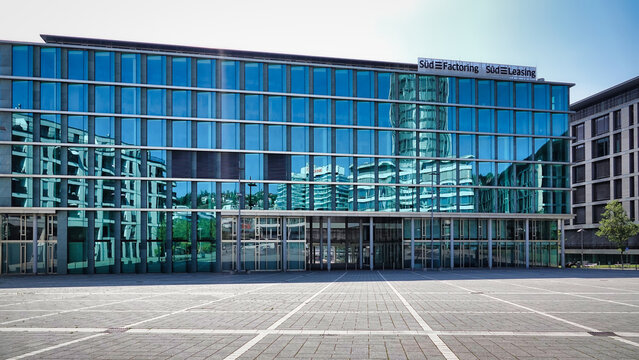 Blick auf die Zentrale der S&uuml;dLeasing GmbH und S&uuml;dFactoring GmbH am Pariser Platz in Stuttgart, Deutschland am 02. August 2026