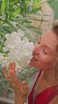 This walk takes place in Villajoyosa during the morning. The narrow streets are filled with flowers. Enjoy the sights and sounds of this charming area while walking.