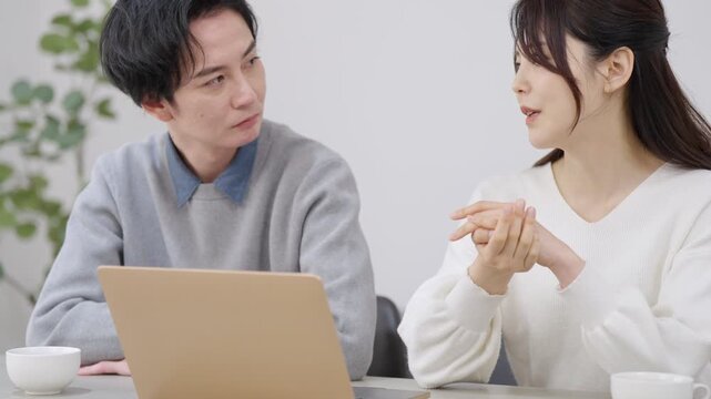 パソコンを見る夫婦・カップル