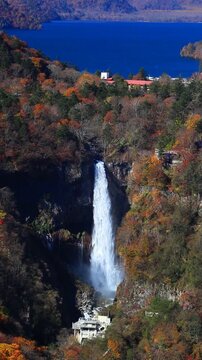 明智平展望台から望む華厳の滝と中禅寺湖