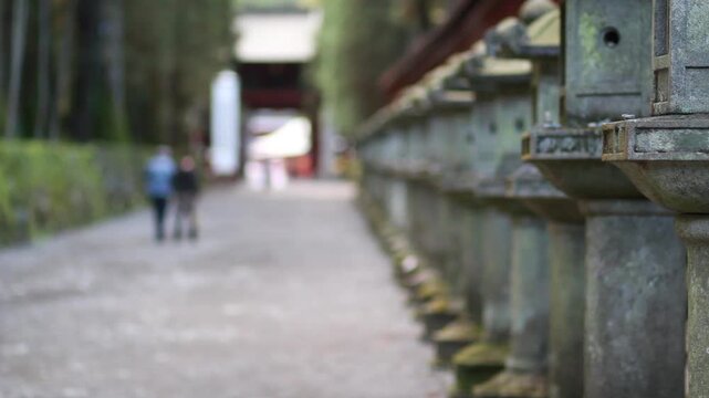 並んだ石灯籠