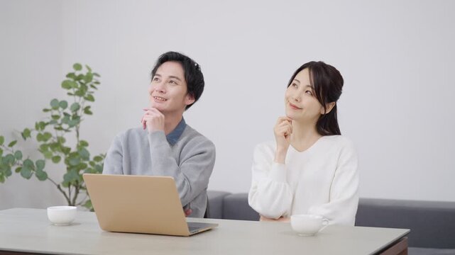 パソコンを見る夫婦・カップル