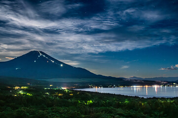 日本山梨パノラマ台からの山中湖と富士山 © Kazu8