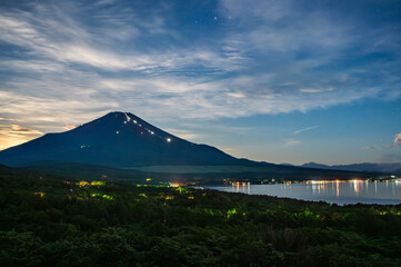 日本山梨パノラマ台からの山中湖と富士山 © Kazu8
