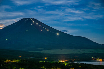 日本山梨パノラマ台からの山中湖と富士山 © Kazu8