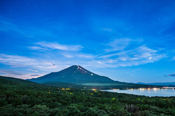 日本山梨パノラマ台からの山中湖と富士山 © Kazu8