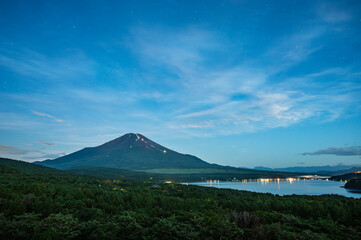 日本山梨パノラマ台からの山中湖と富士山 © Kazu8