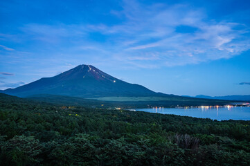 日本山梨パノラマ台からの山中湖と富士山 © Kazu8