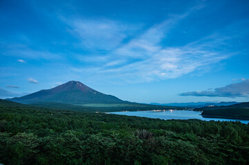 日本山梨パノラマ台からの山中湖と富士山 © Kazu8