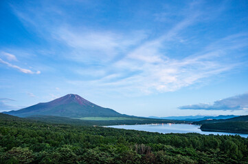 日本山梨パノラマ台からの山中湖と富士山 © Kazu8
