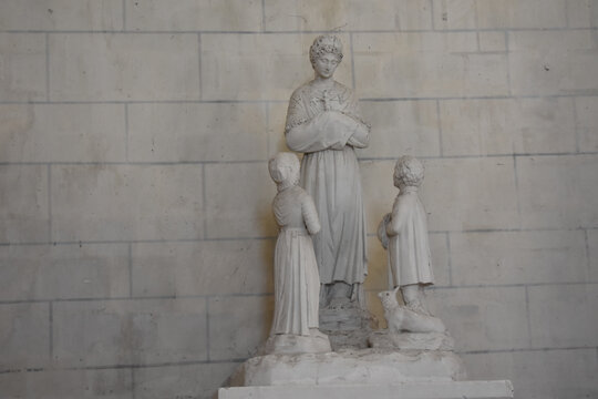 Deux enfants a genou devant saint. Vall&eacute;e de Loire, France.