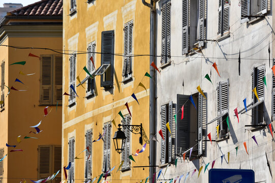 Rue de Ajaccio avec maison color&eacute;e et drapeaux. Ajaccio- Corse- France. 