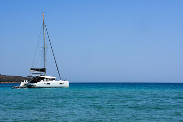 Fototapeta premium Bateau sur mer turquoise. Corse - Ile de beauté - France. 