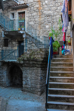Ruelle &eacute;troite de la vielle ville de Sartene. Eglise de Startene. Sartene, Corse, France. 