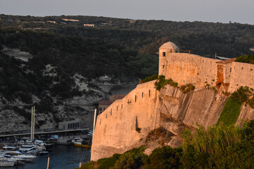Naklejka premium Muraille de la citadelle de Bonifacio. Bonifacio. Corse - Ile de beauté - France. 