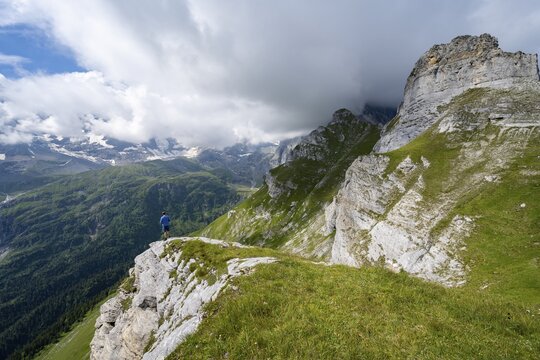 Mountaineers in front of picturesque mountain scenery at the summit of Tanzb&ouml;deli, mountain landscape with Breithorn and Tschingelhorn peaks, Bernese Alps, Bernese Oberland, Switzerland