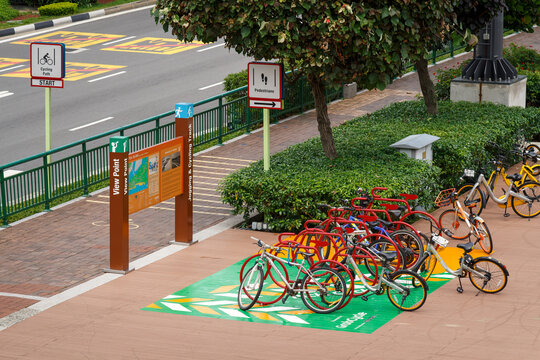 oBike and GrabCycle parked at station, sharing bike parked on footpath in Singapore. GrabCycle is Grab and oBike co-branding, provide a bike sharing service in Singapore