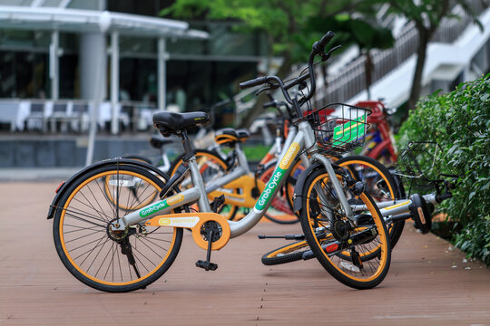 oBike and GrabCycle parked at station, sharing bike parked on footpath in Singapore, GrabCycle is Grab and oBike co-branding, provide a bike sharing service in Singapore