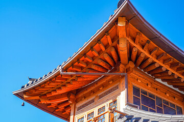 Obraz premium Bukchon Hanok Village in Seoul, South Korea. View of traditional wooden buildings.