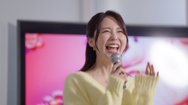 カラオケに行く男女