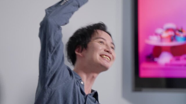 カラオケに行く男女