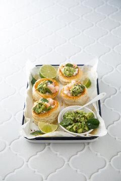 Puff pastry appetizer with shrimps and guacamole