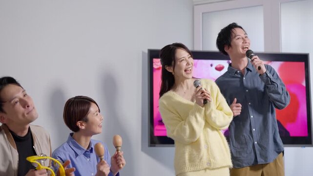 カラオケに行く男女
