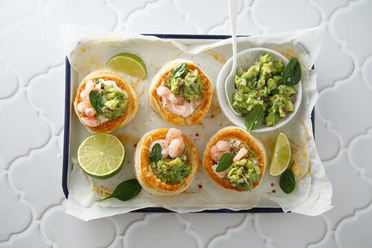 Puff pastry appetizer with shrimps and guacamole