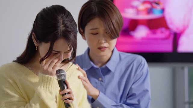 カラオケで失恋ソングを歌う女性たち