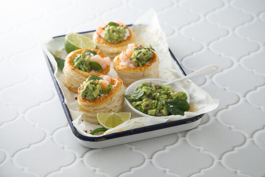 Puff pastry appetizer with shrimps and guacamole