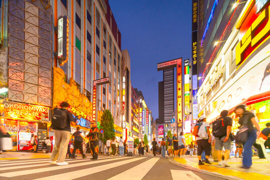 夜の新宿歌舞伎町