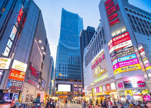 夜の新宿歌舞伎町・トー横前