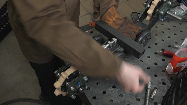 The engineer unscrews the bolt, and due to the thread movement, the length of the body of the homemade cart increases
