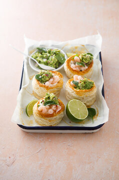 Puff pastry appetizer with shrimps and guacamole