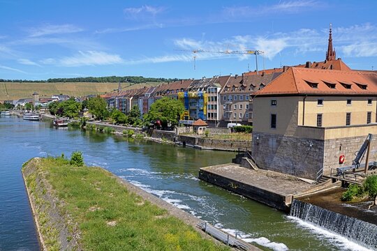 w&uuml;rzburg, deutschland - mainufer mit alte kranen im hintergrund