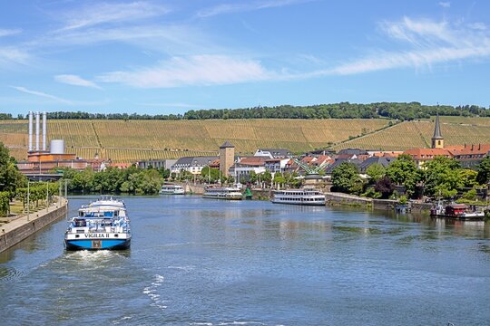 w&uuml;rzburg, deutschland - 28.05.2026 - mainufer mit frachtschiff vigilia II
