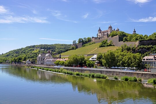 w&uuml;rzburg, deutschland - mainufer mit festung marienberg