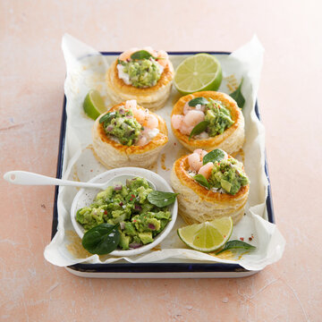 Puff pastry appetizer with shrimps and guacamole