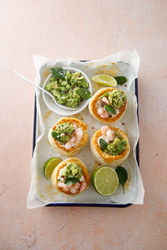 Puff pastry appetizer with shrimps and guacamole