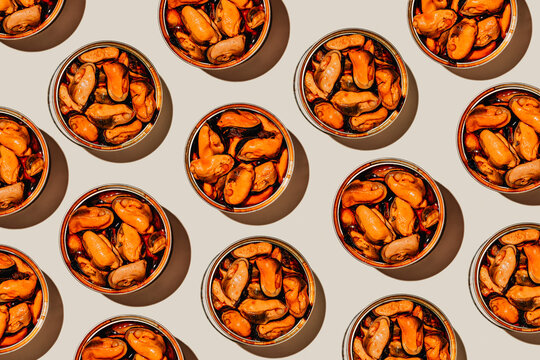 pattern of round tins of mejillones en escabeche