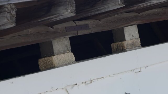 山居倉庫建屋の正面側から見た二重屋根の土台