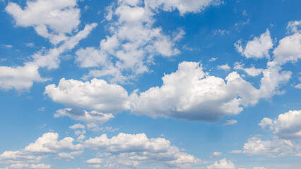 Obraz premium Clouds float in the sky on a bright day with a blue background and scattered white clouds in the afternoon light